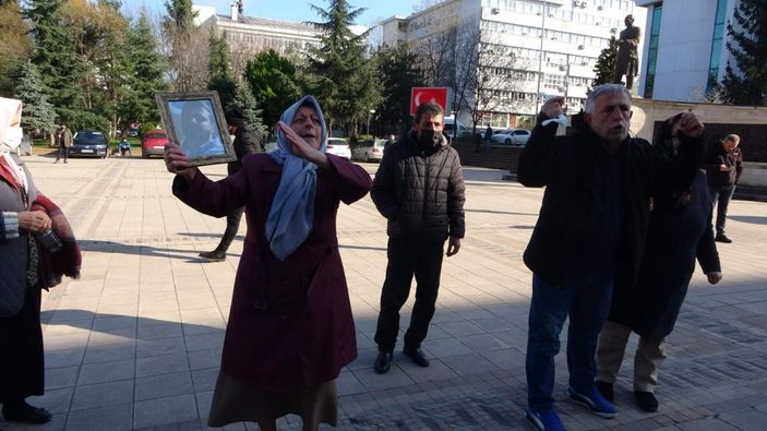 Trabzon'da öldürülen gencin, ailesinin arabasını kurşunladılar