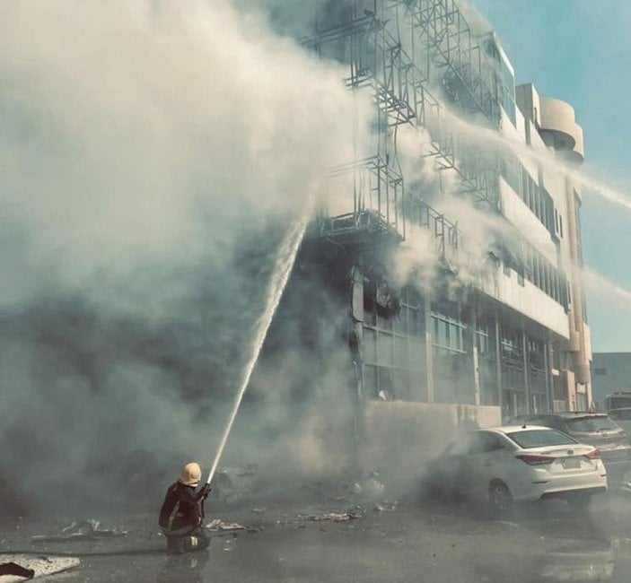 Suudi Arabistan'da yangından kurtulmak için atlayan adamı havada yakaladılar
