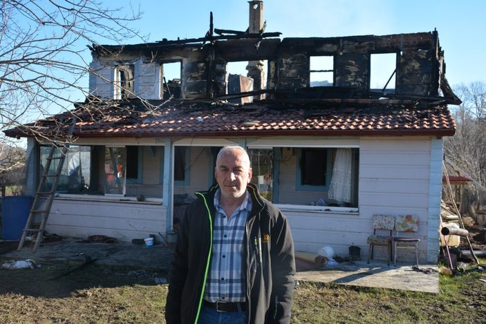 Sinop'ta, evleri yangında küle dönen aile yardım istedi