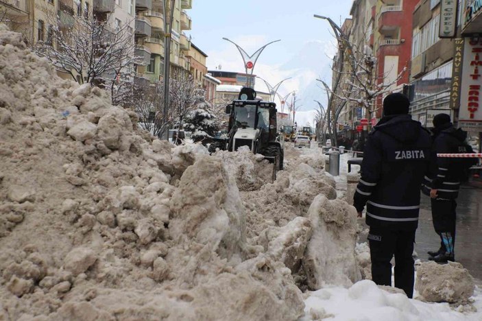 Hakkari'de, karlar kamyonlarla şehir dışına taşındı