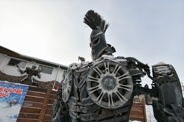 Rusya'da hurda otomobil parçalarını heykele dönüştürüyor