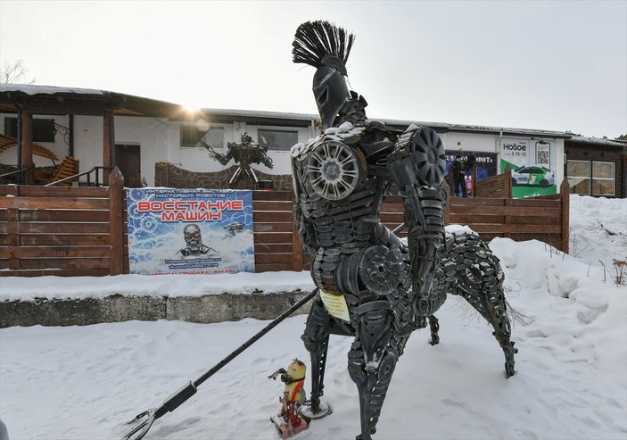 Rusya'da hurda otomobil parçalarını heykele dönüştürüyor