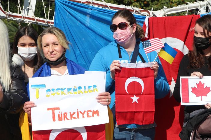 Adana’da Ukraynalılar, Rusya’yı protesto etti