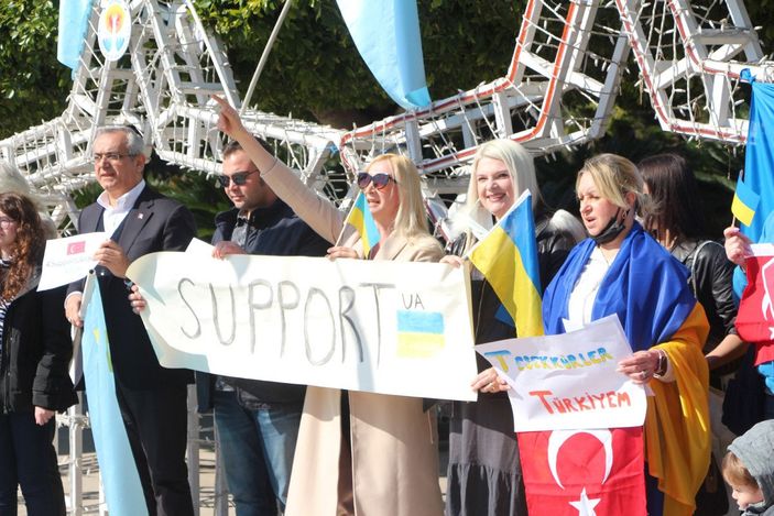 Adana’da Ukraynalılar, Rusya’yı protesto etti