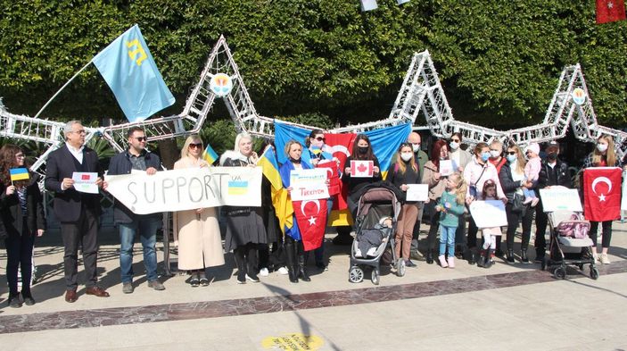 Adana’da Ukraynalılar, Rusya’yı protesto etti