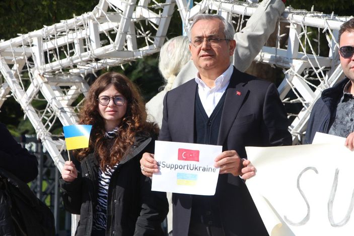 Adana’da Ukraynalılar, Rusya’yı protesto etti