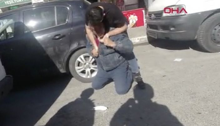 Beyoğlu'nda sokak ortasında 'borç' arbedesi