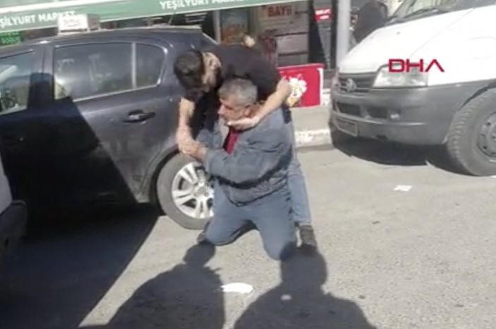 Beyoğlu'nda sokak ortasında 'borç' arbedesi