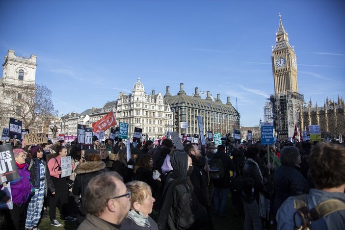 İngiltere'de enerji faturaları ve gıda fiyatlarındaki artış protesto edildi