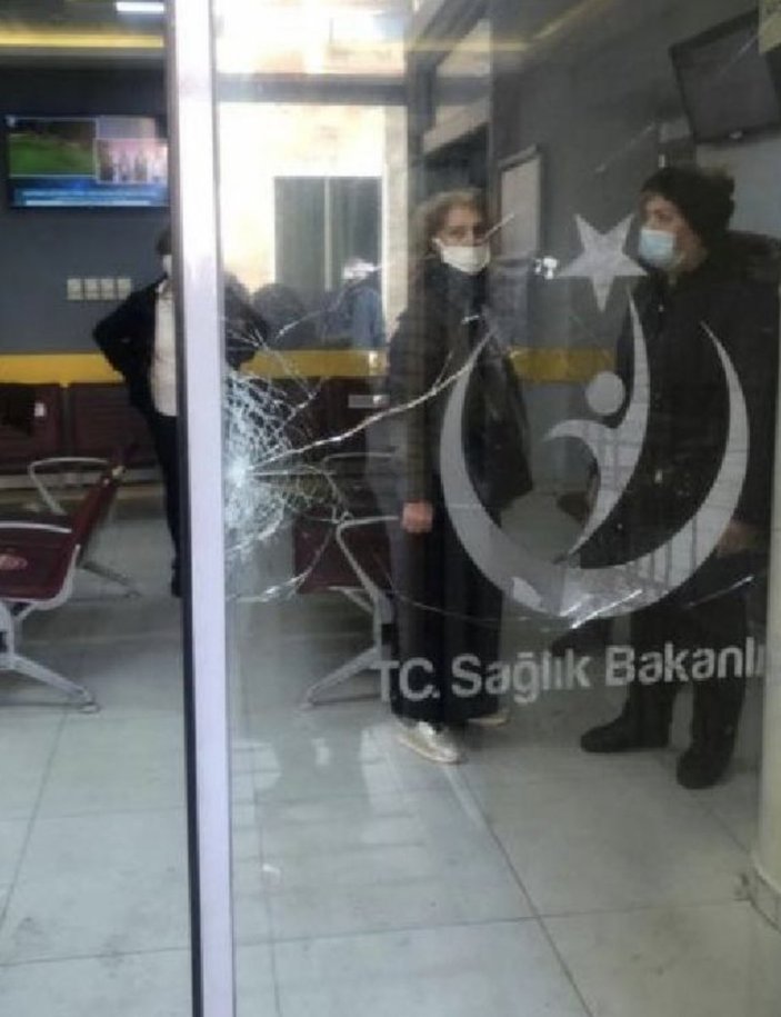 Fatih'te 4 şahıs sağlıkçılara saldırdı