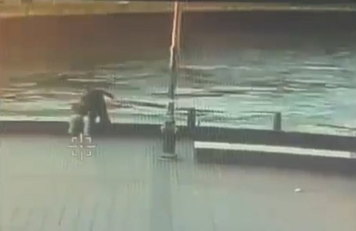 Eminönü'nde sahilde oturan işçiyi denize atan adam hakim karşısına çıktı