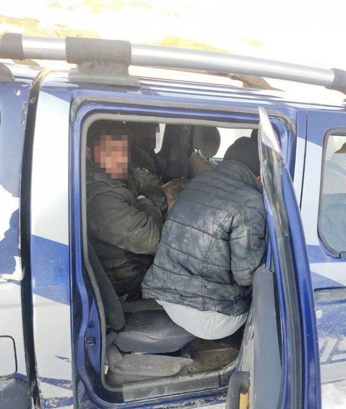 Van’da bir kamyonetten 18 kaçak göçmen çıktı