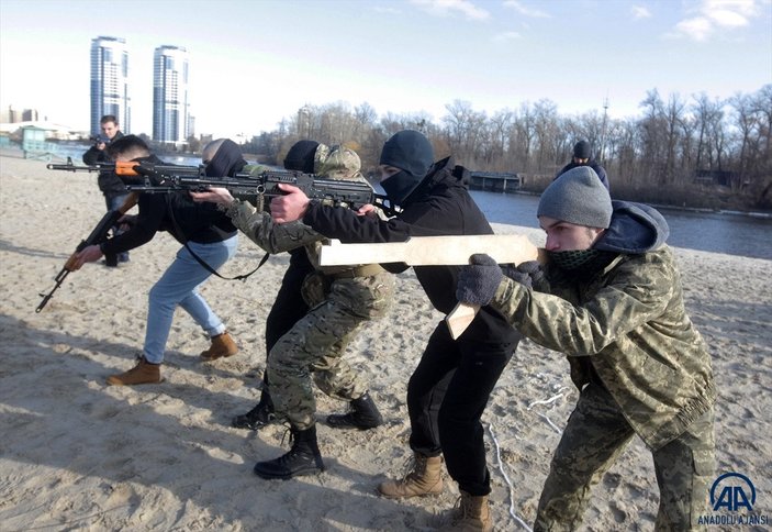 Ukrayna'da sivillere askeri eğitim