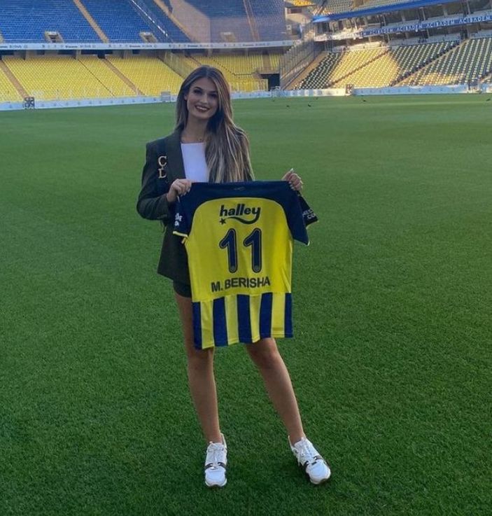 Mergim Berisha'nın eşi Vesa yine taraftarla atıştı