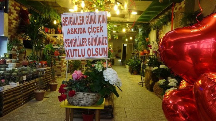 Elazığ'da çiçekçiden Sevgililer Günü için 'Askıda Çiçek' kampanyası