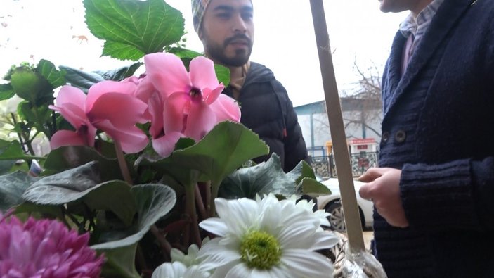 Elazığ'da çiçekçiden Sevgililer Günü için 'Askıda Çiçek' kampanyası