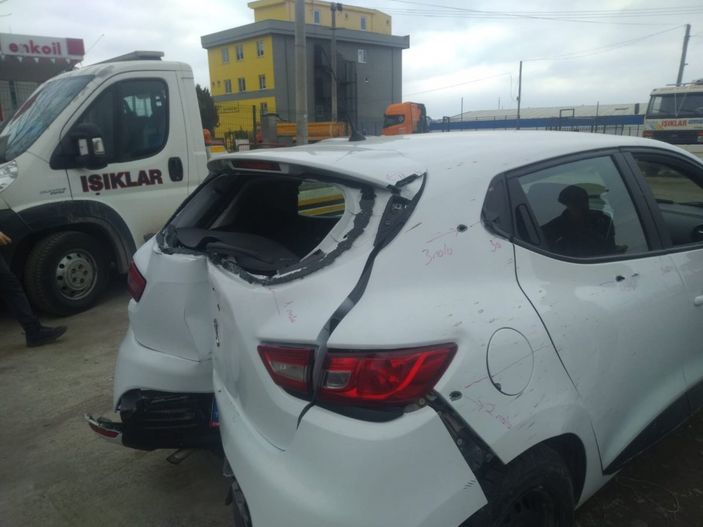 Kocaeli’de, kırmızı ışıkta çapraz ateşe tutuldular