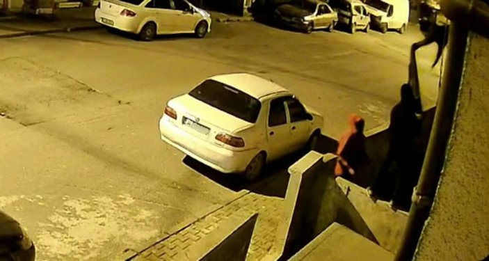 Arnavutköy'de balkona tırmanan hırsız kamerada