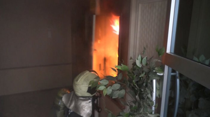 Aksaray'da apartmanda çıkan yangında can pazarı