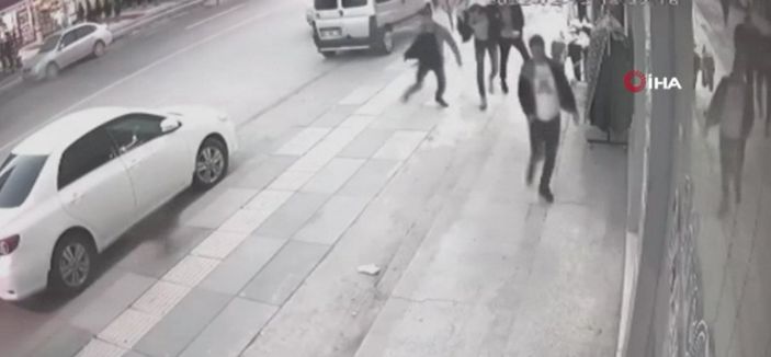 Ankara’da köpekler okul bahçesine girdi, kaldırımdaki vatandaşlara saldırdı