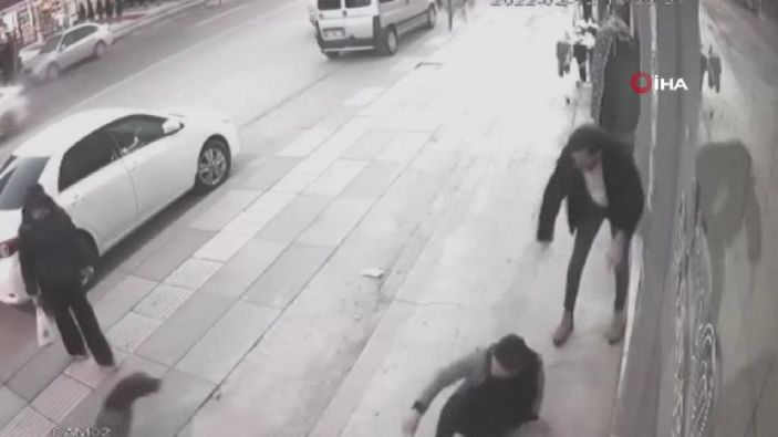 Ankara’da köpekler okul bahçesine girdi, kaldırımdaki vatandaşlara saldırdı