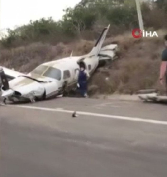 Meksika'da arızalanan uçak otoyola indi