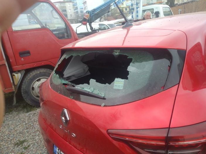 Kocaeli’de, kırmızı ışıkta çapraz ateşe tutuldular