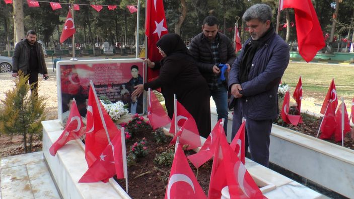 Evlat nöbetindeki ailelerden Gara şehitlerinin mezarına ziyaret