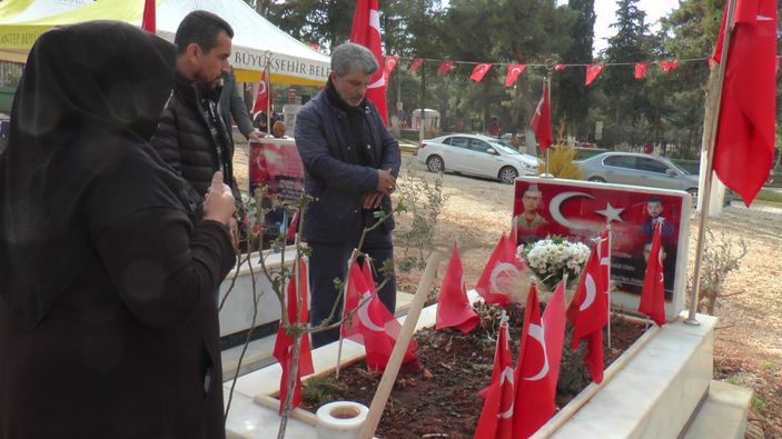 Evlat nöbetindeki ailelerden Gara şehitlerinin mezarına ziyaret