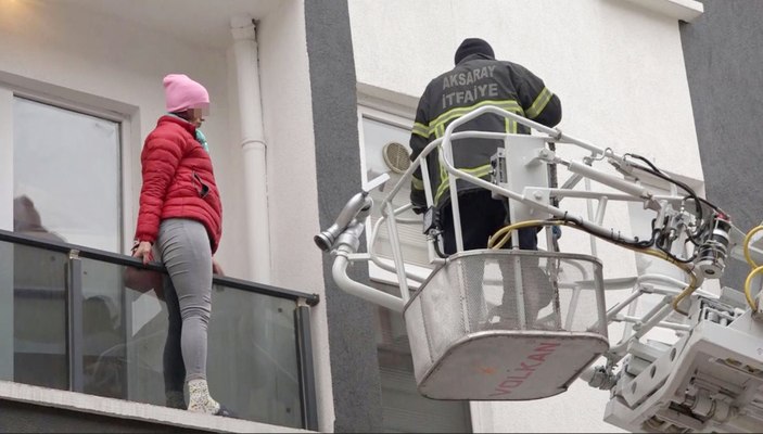 Aksaray'da sevgilisinin odaya kilitlediği kadını itfaiye kurtardı