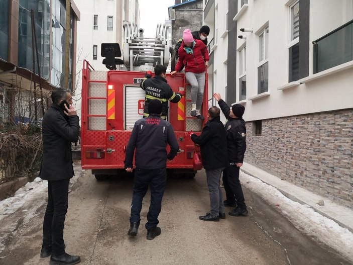 Aksaray'da sevgilisinin odaya kilitlediği kadını itfaiye kurtardı