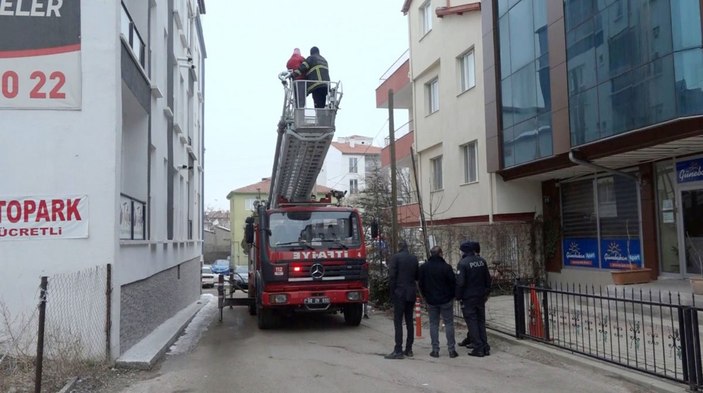 Aksaray'da sevgilisinin odaya kilitlediği kadını itfaiye kurtardı