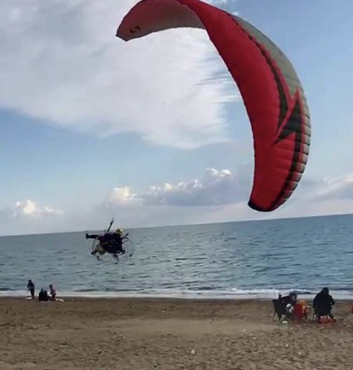 Antalya'da paramotorla sahildekilerin yanına düştü