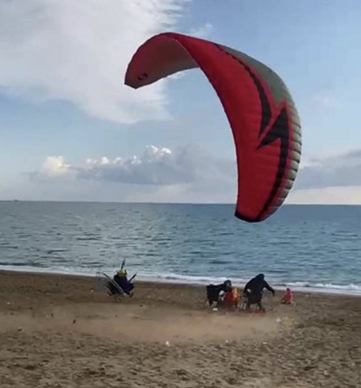 Antalya'da paramotorla sahildekilerin yanına düştü