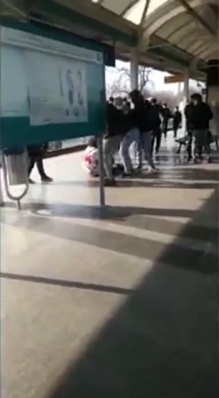 Bursa'da metro istasyonunda yumruk yumruğa kavga