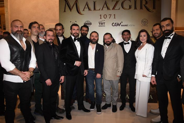 Diriliş Ertuğrul'un yıldızı ölümden döndü! Sette göğsüne kılıç saplandı