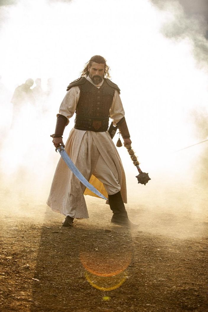 Diriliş Ertuğrul'un yıldızı ölümden döndü! Sette göğsüne kılıç saplandı