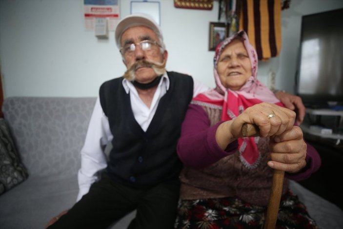 Düzce'de hastalıktan gözlerini kaybeden eşine sevgisiyle ışık oldu