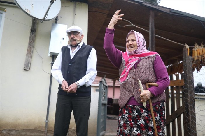 Düzce'de hastalıktan gözlerini kaybeden eşine sevgisiyle ışık oldu