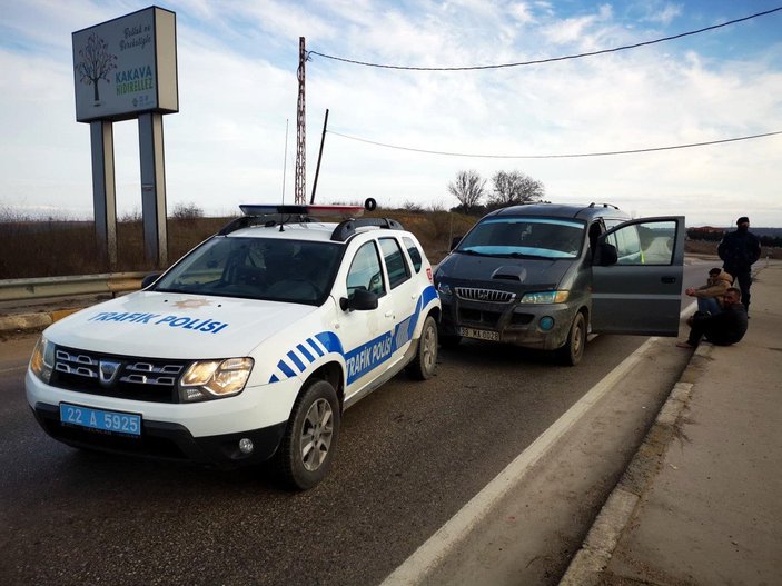 Edirne’de, dur ihtarına uymayan araçtan 3 kaçak göçmen çıktı