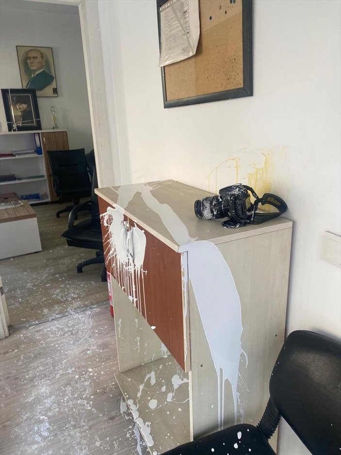 Mersin'de CHP'li gruptan yerel gazete binasına saldırdı