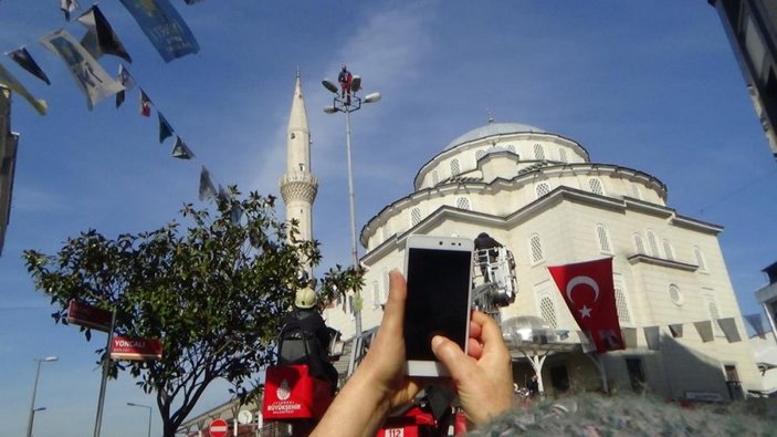 İstanbul'da bir şahıs aydınlatma direğine çıkıp bayrak salladı