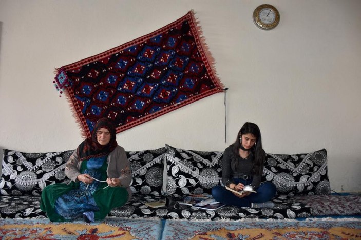 Hakkarili Nazlıcan, mercekle ders çalışarak azmiyle üniversiteli oldu