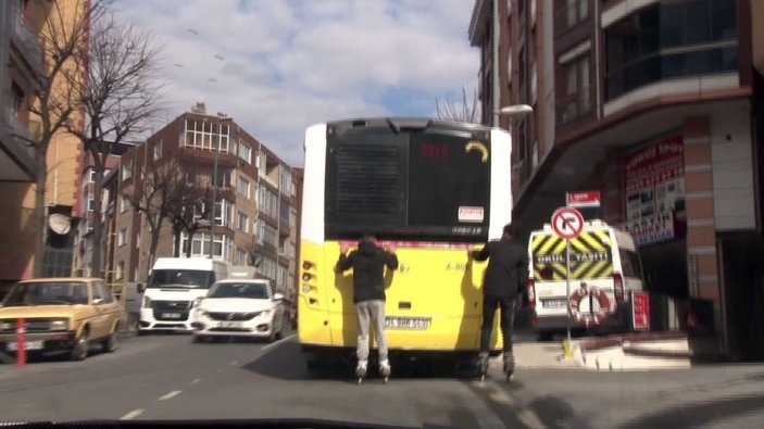İstanbul'da patenli gençler, belediye otobüsünün altına kaydı