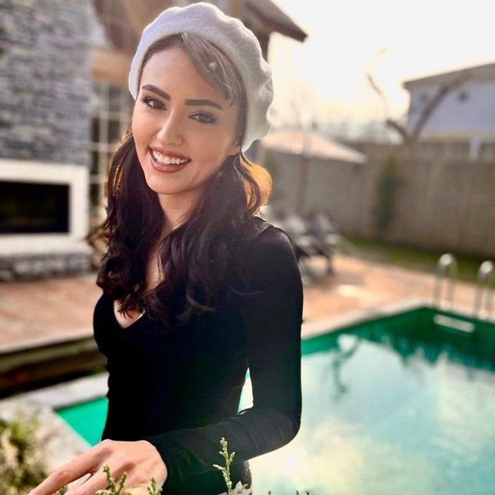 Bir Zamanlar Çukurova'nın Gülten'i havuz başında mini eteği ile şov yaptı! Görenin dili tutuldu...