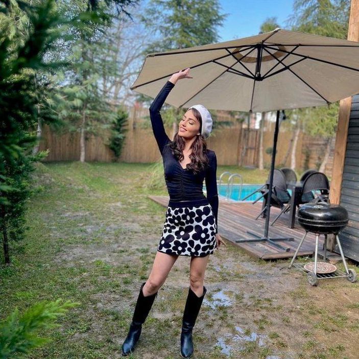 Bir Zamanlar Çukurova'nın Gülten'i havuz başında mini eteği ile şov yaptı! Görenin dili tutuldu...