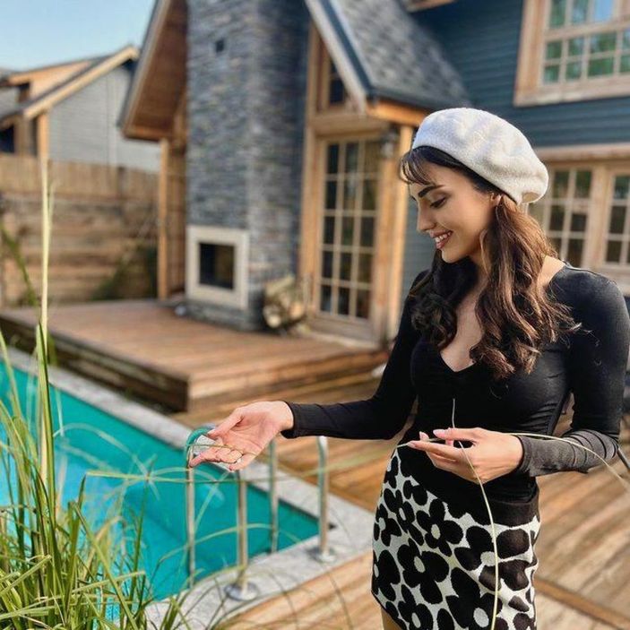 Bir Zamanlar Çukurova'nın Gülten'i havuz başında mini eteği ile şov yaptı! Görenin dili tutuldu...