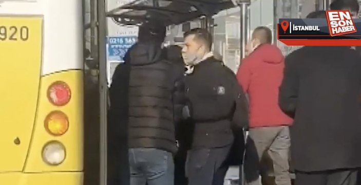 Maltepe'de otobüs durağında kavga