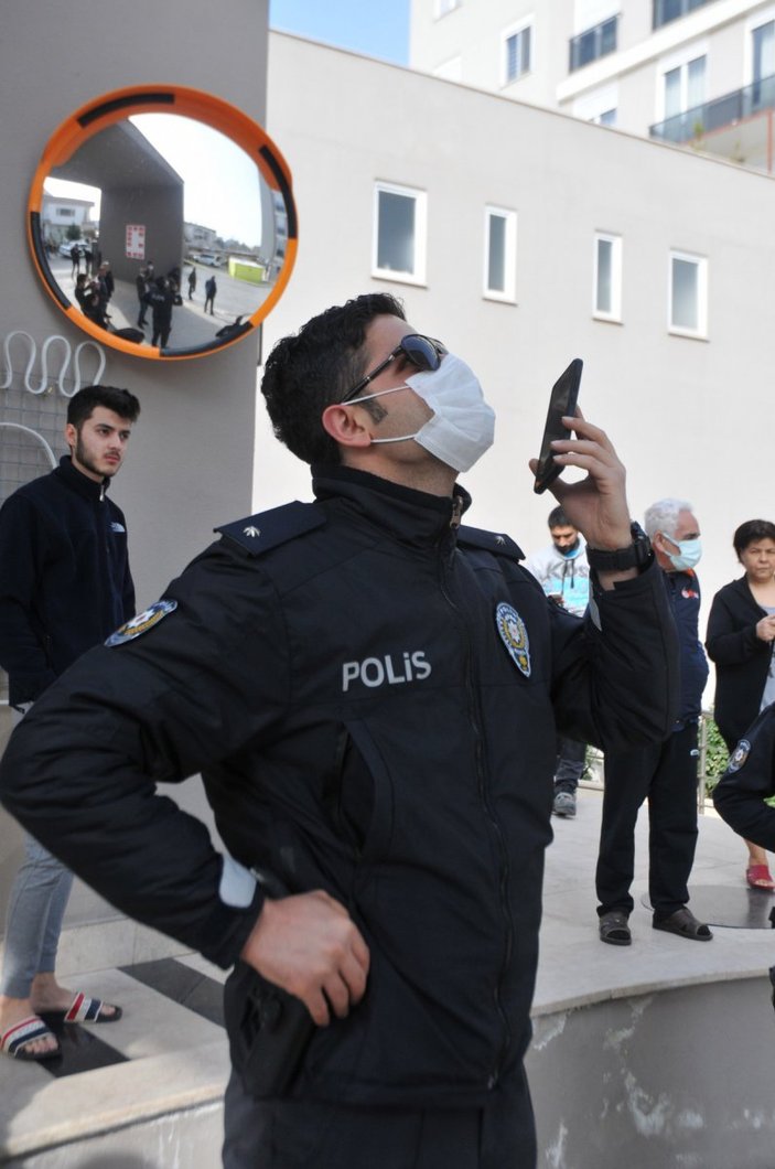 Antalya’da, boru anahtarıyla çatıya çıkıp eylem yaptı