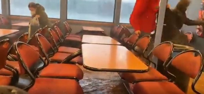 Almanya'da fırtına nedeniyle feribotun camları kırıldı